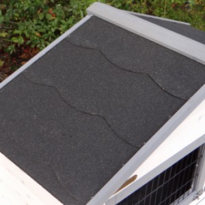 The roof of rabbit hutch Regular Small is provided with roofing felt