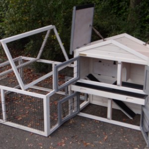 Rabbit hutch Regular Small has many openings