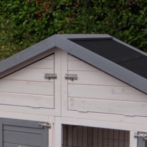 The rabbit hutch Holiday Medium has a beautiful pointed roof