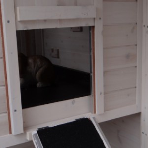The rabbit hutch Holiday Medium has a large opening to the sleeping compartment