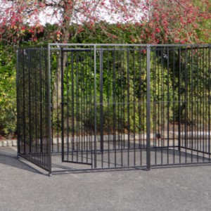 The dog kennel has a distance between the bars of 8cm