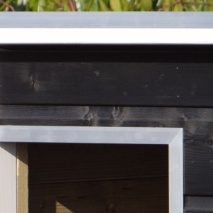 The roof and the opening of dog house Ferro are provided with aluminium strips