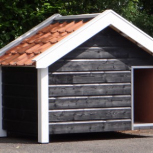 The dog house Snuf will be delivered in the colours black/white
