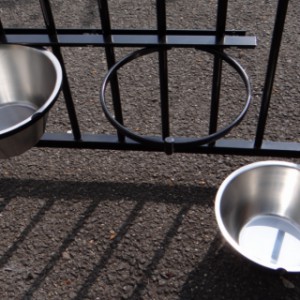 The 2 stainless steel feeding bowls are easy to remove