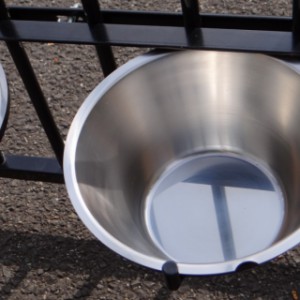 Both feeding bowls have a capacity of 4 litres