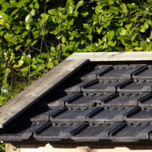 The dog house Roxy is provided with second-hand roof tiles