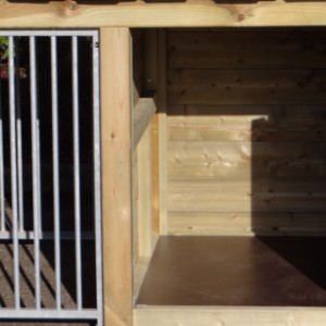 The sleeping compartment of dog house Roxy has the dimensions 75x100cm