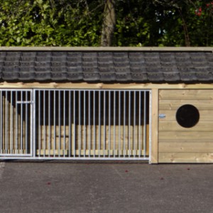 The dog house Roxy 2 has a large sleeping compartment