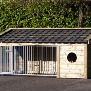 The dog kennel Roxy is available in treated wood or Douglaswood
