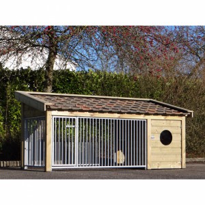 The dog kennel Roxy will be delivered with second-hand roof tiles