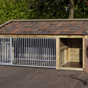 The dog kennel Roxy has a sleeping compartment of 75x100cm