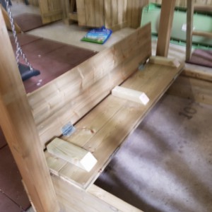 The sandbox cover has 1 foldable bench