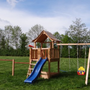 The high Pagoda play structure is equipped with a double swing and 2 horizontal bars.
