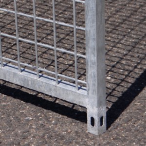 The puppy kennel stands on little feet